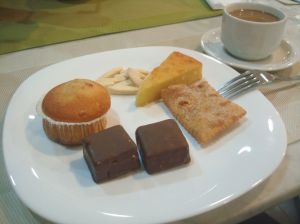 Perini Graça - Ceia com pão de mel, muffin, bolo, banana real, sequilhos, café - Onde Comer em Salvador - Bares e Restaurantes em Salvador